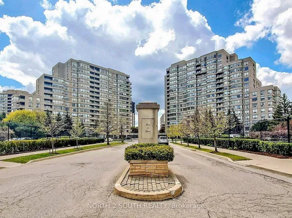 11 Townsgate Dr #401, Vaughan, ON L4J 8G4