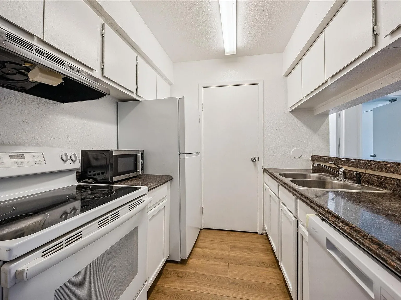 3 bed, 2.0 bath, 1025 sqft, $1,495 — Photo 4