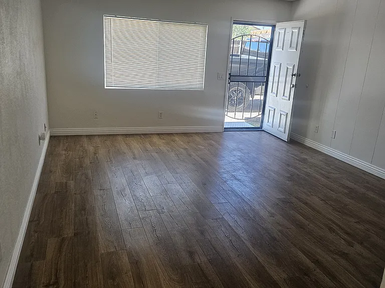 16427 Cajon St — Photo 12