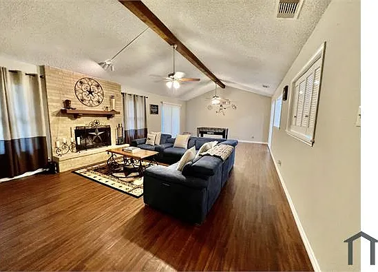 3 bed, 1759 sqft, $2,100 — Photo 2