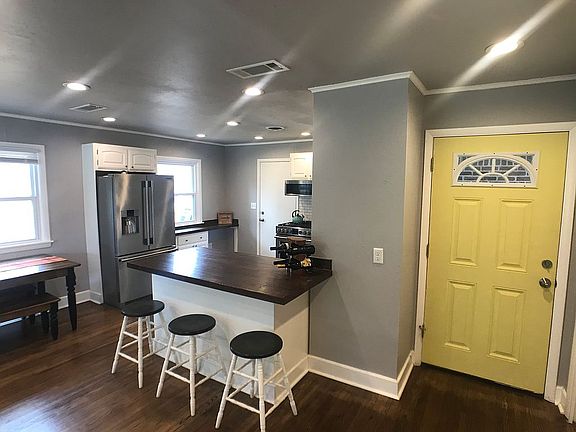 Front entry & breakfast bar