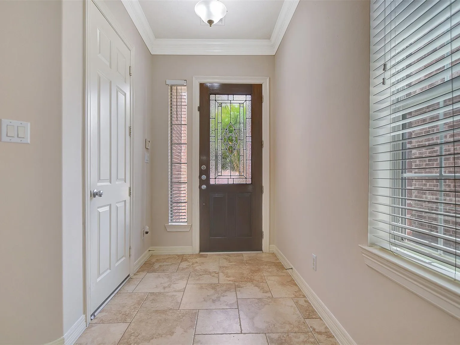 3 bed, 2.5 bath, 2698 sqft, $2,650 — Photo 2