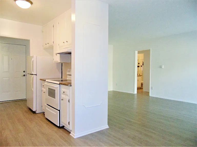 1370 Veteran Ave — Photo 17