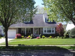 424 Laurel Rd, Rockville Centre, NY 11570
