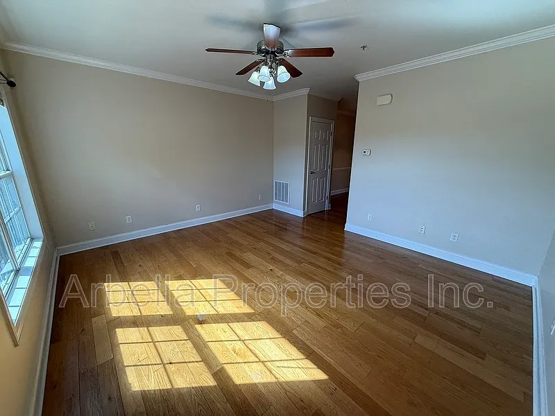 Cednter Street Condominium — Photo 3
