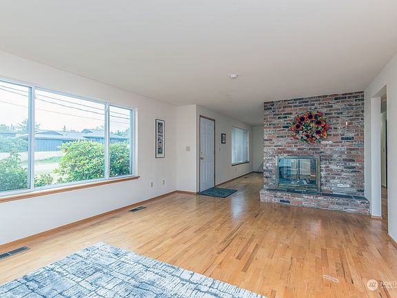 4th image of 3850 NW Lowell Street