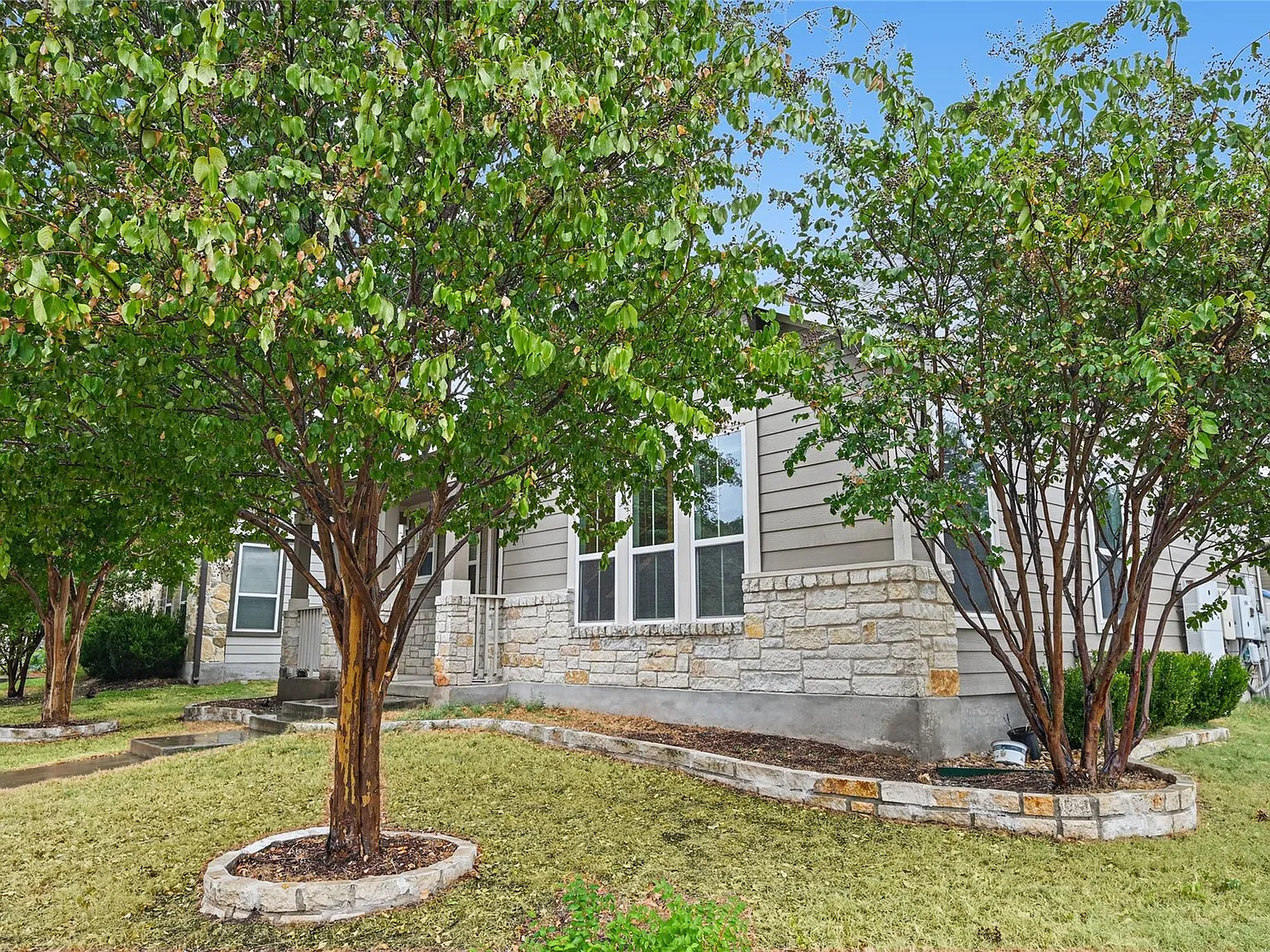 3 bed, 2.5 bath, 1894 sqft, $2,095 — Photo 4