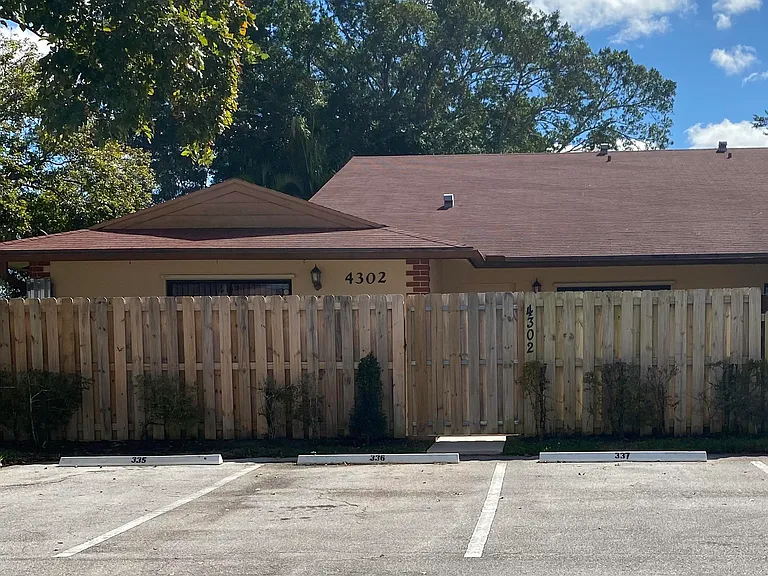4302 Woodstock Dr #B — Photo 2