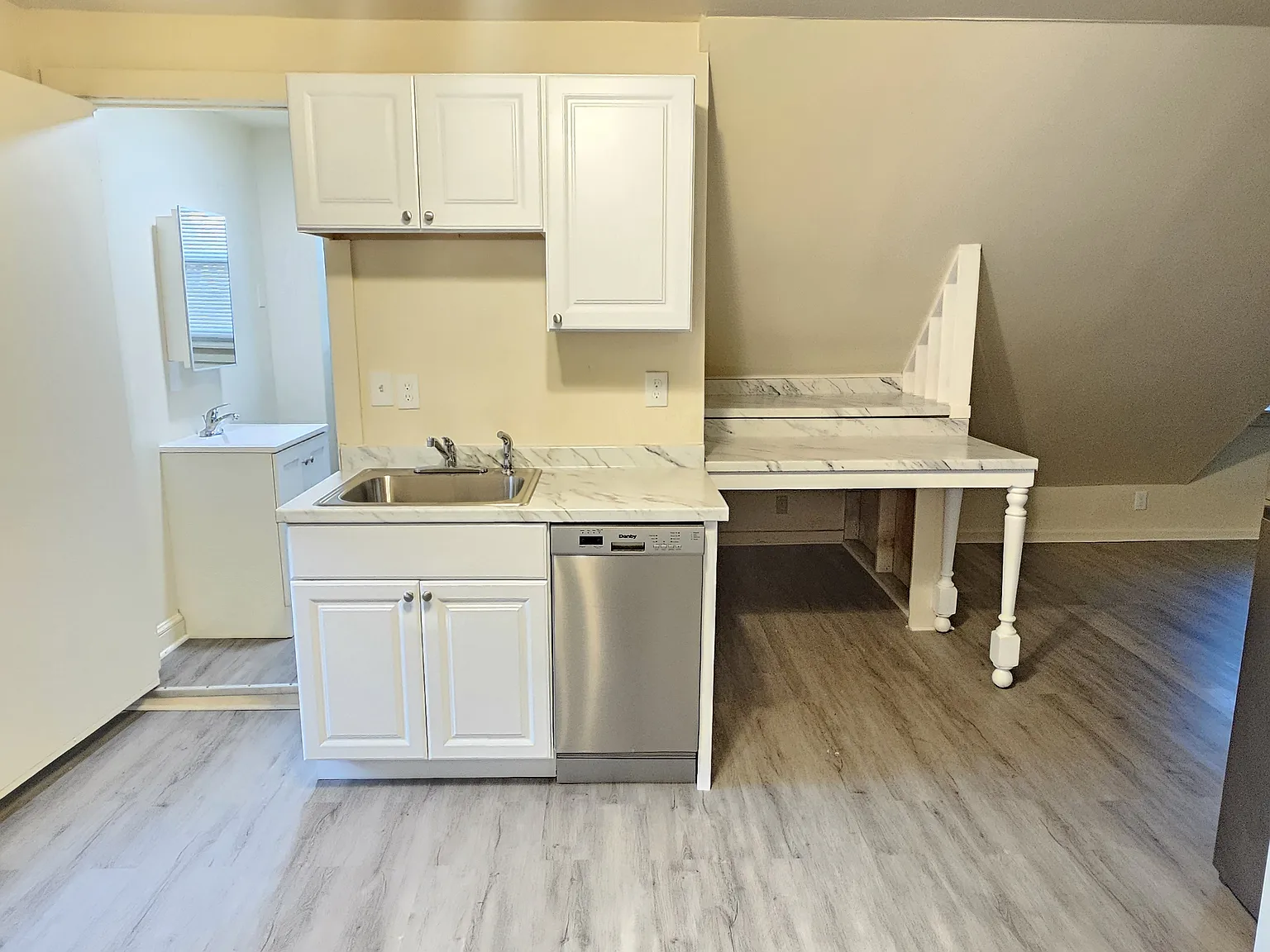 2 bed, 600 sqft, $1,900 — Photo 2