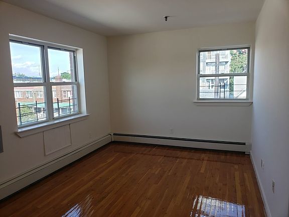 4th image of 2520 Crescent St APT 3
