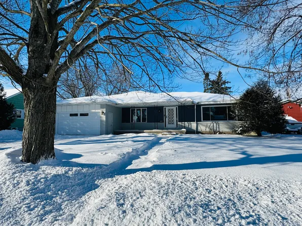 922 Lizzie St, Sault Sainte Marie, MI 49783