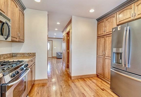 4th image of 2 Grandview Ave #2