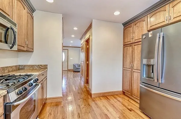 2 Grandview Ave #2 — Photo 4