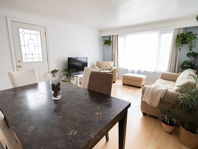 5 Alexandra Blvd — Photo 3