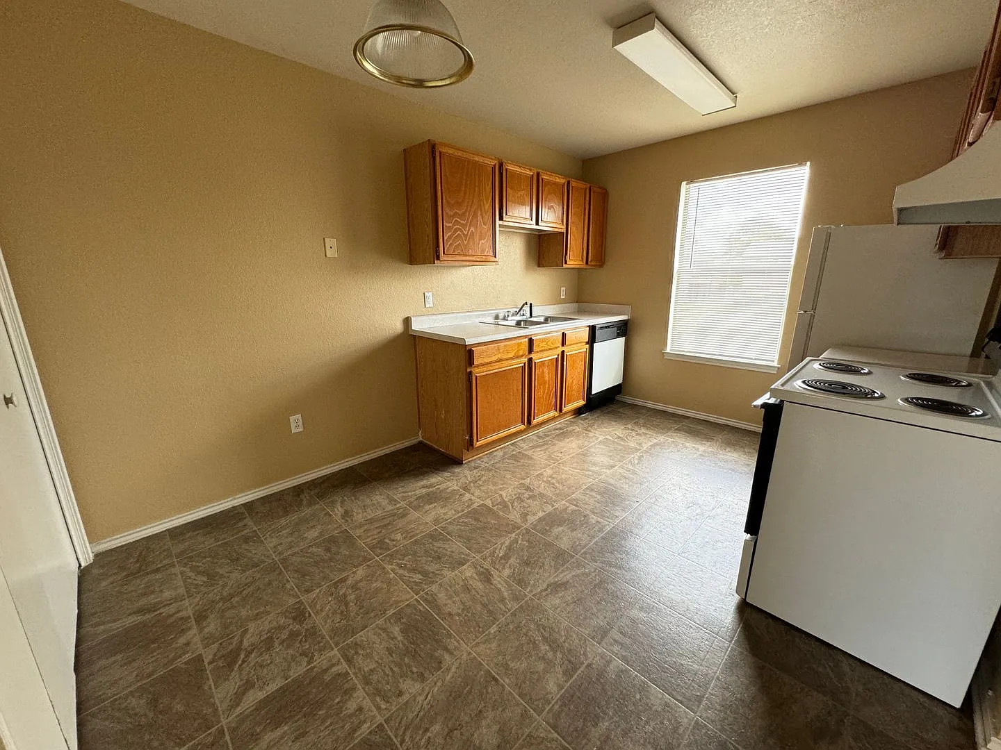 1601 Cedarhill Dr — Photo 4
