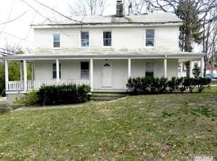 192 Steamboat Rd, Great Neck, NY 11024