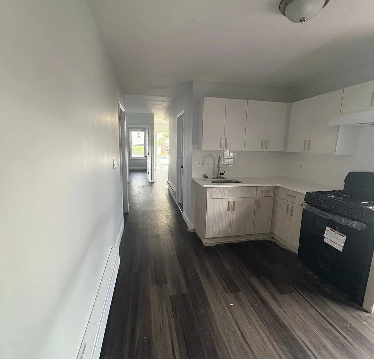 3 bed, 1000 sqft, $2,450 — Photo 2