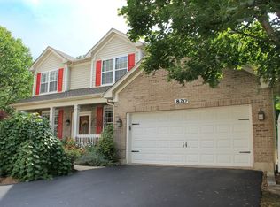 820 Viewpointe Dr, St Charles, IL 60174