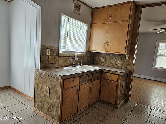 5th image of 1211 W Elm St