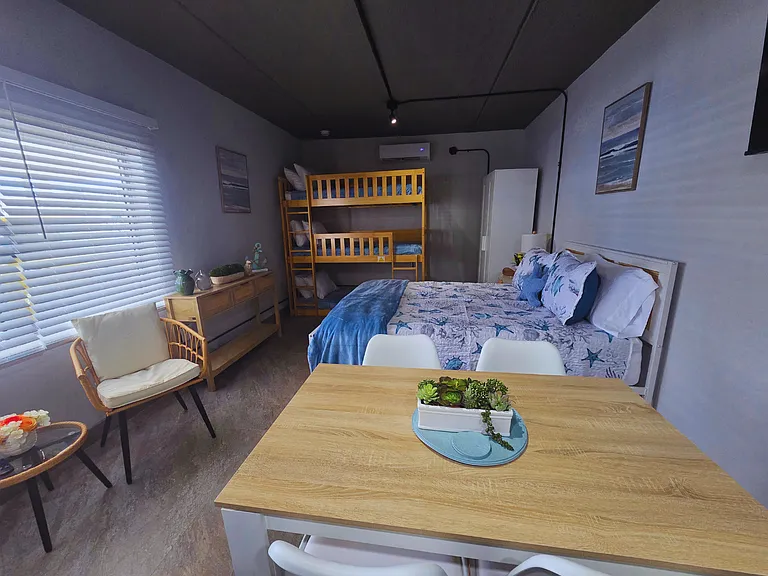 Relax by the coast in a fully equipped studio with queen bed and kitchen.