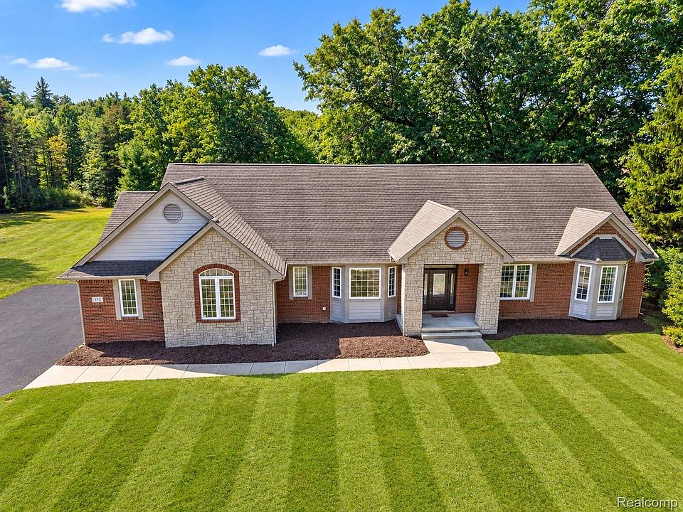 1st image of 372 Hunters Ridge Dr