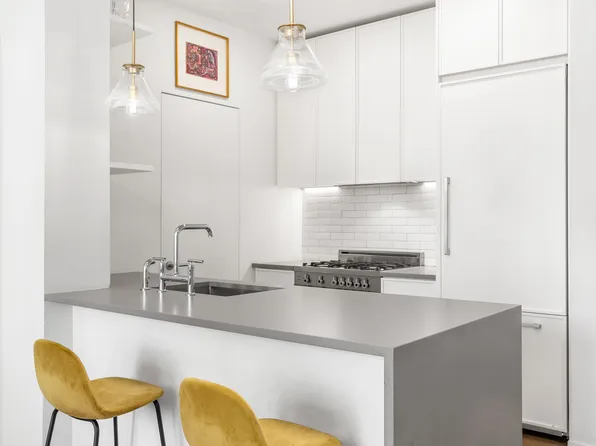 184 Kent Avenue image 4 of 13