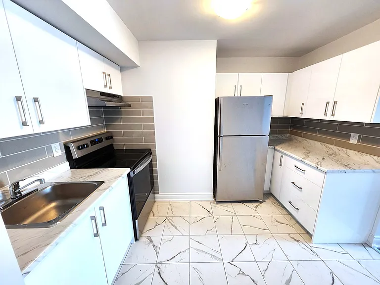 17 Coldwater Rd W — Photo 9