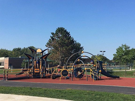Park with playground, tennis and basketball courts. Barbeque grills - enjoy a barbeque with your family and friends!