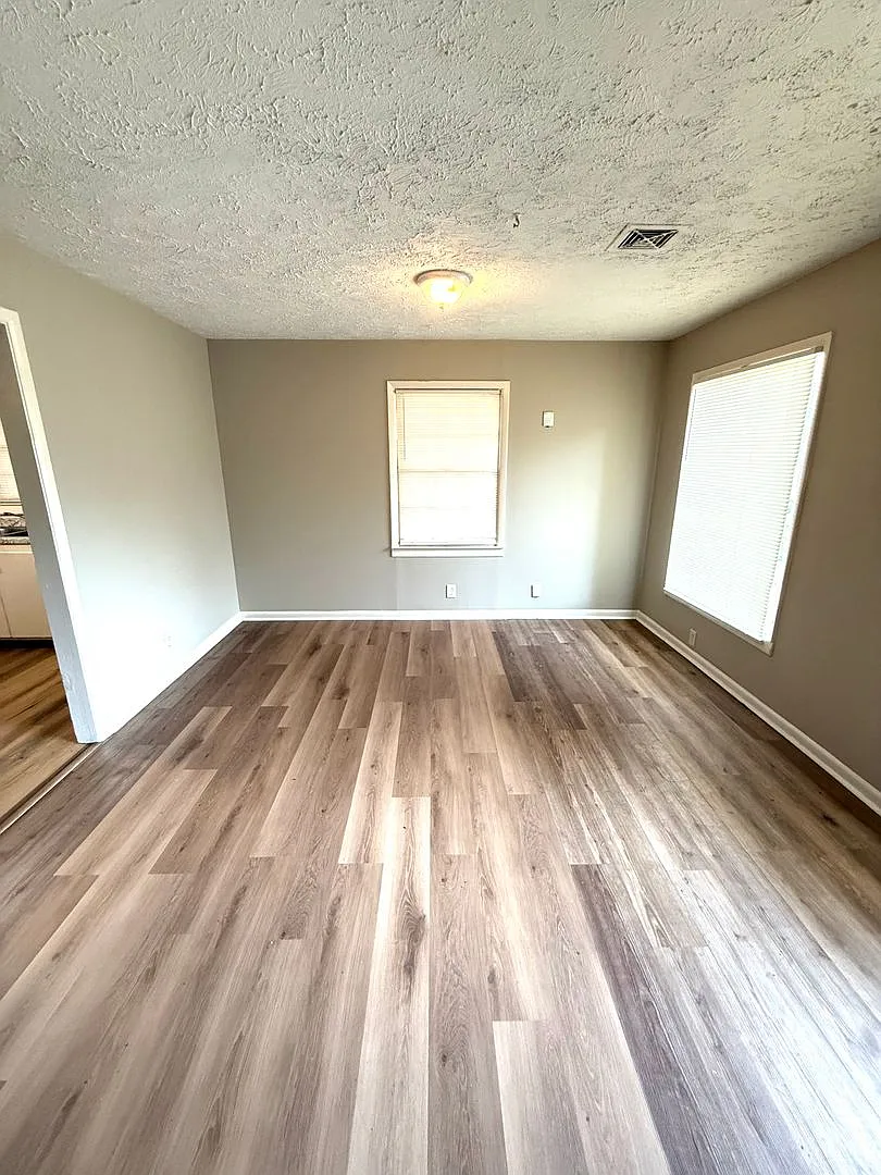 3 bed, 1.0 bath, 1008 sqft, $895 — Photo 1