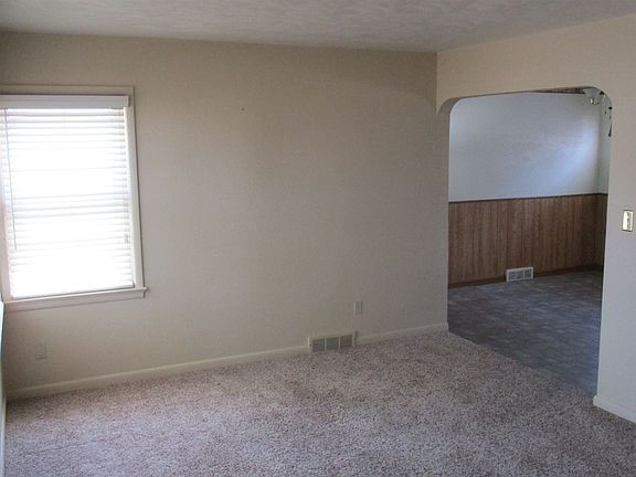 3rd image of 1404 E Circle Dr