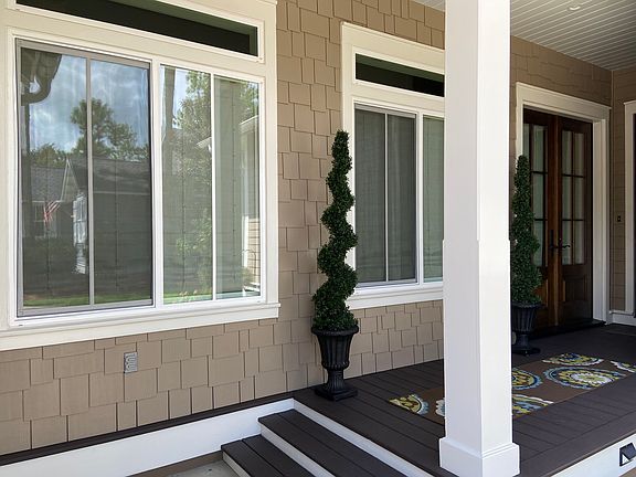 Covered Frt Entry to Garage