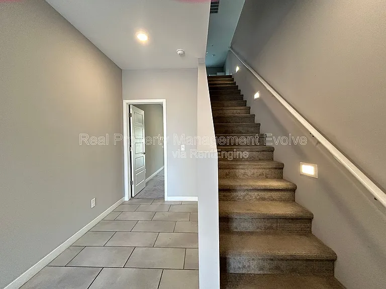 2244 W Laurie Ln — Photo 2
