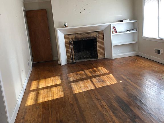 Living Toom.  Fireplace