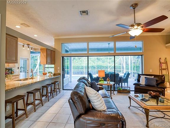 3rd image of 991 SW Sand Oak Dr