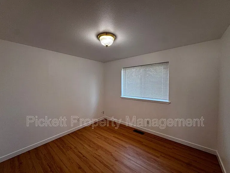 600 NE Flagstone Ln — Photo 17