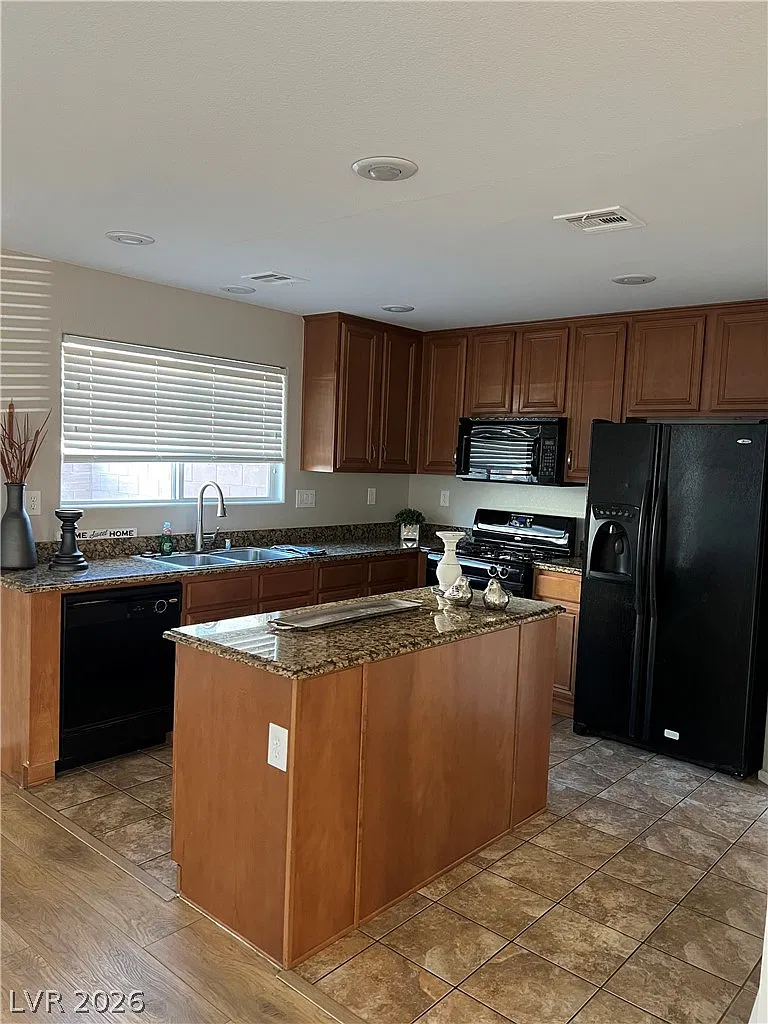 3 bed, 2.5 bath, 1301 sqft, $1,895 — Photo 3