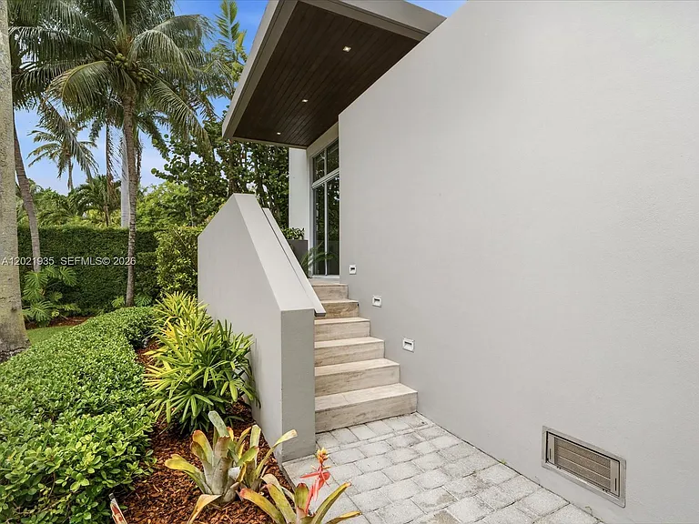 125 Hampton Ln — Photo 3