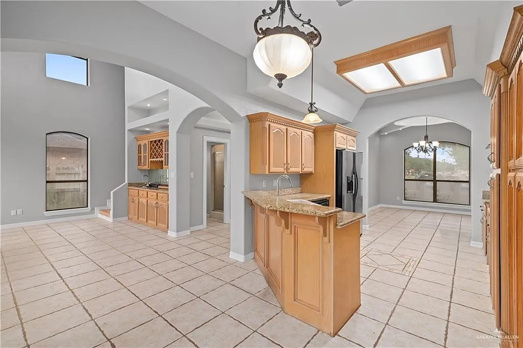 4 bed, 3.0 bath, 2700 sqft, $2,600 — Photo 4