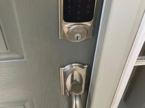 925 Harrison Cir, Alexandria, VA 22304