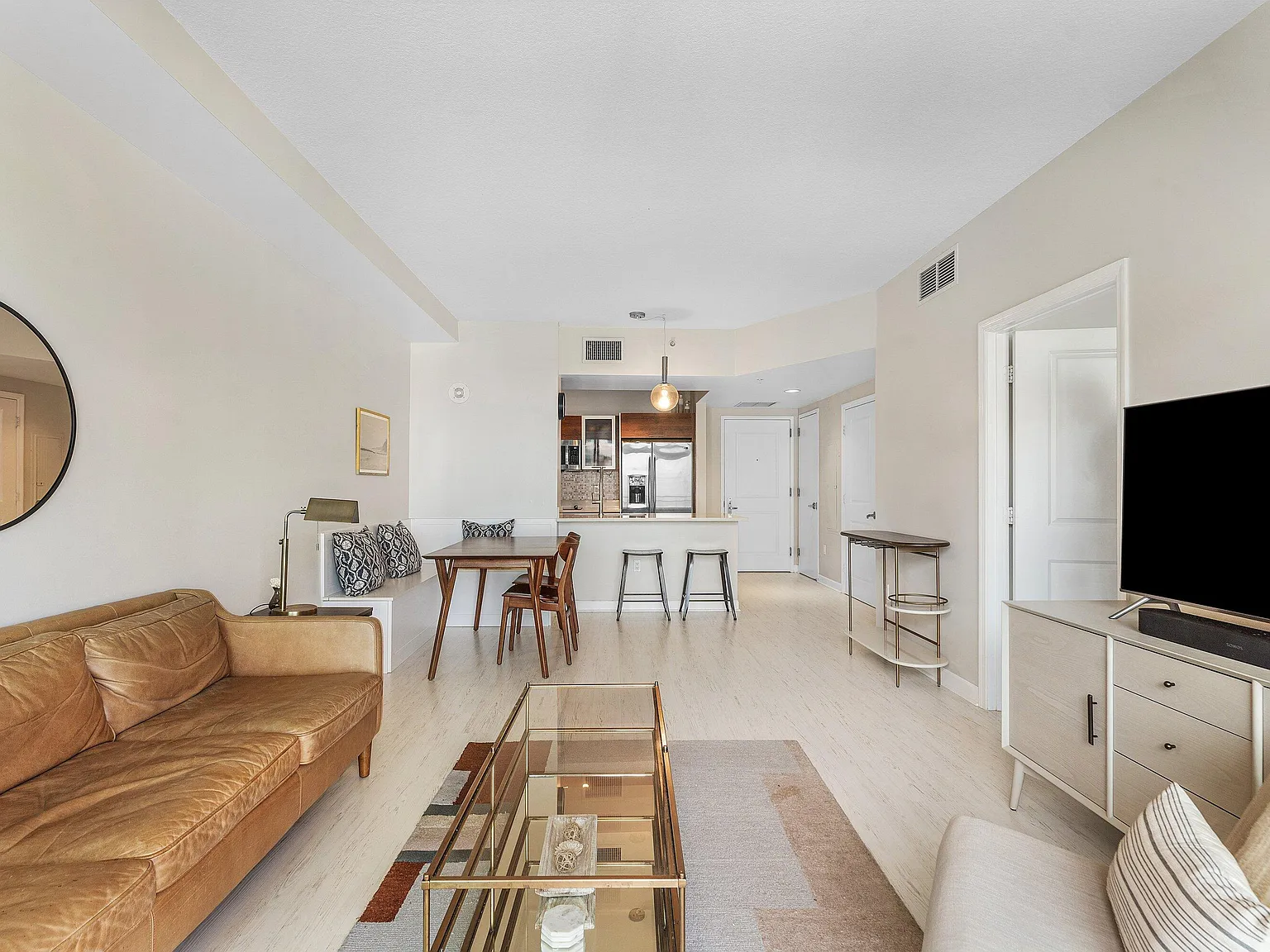 1 bed, 1.5 bath, 725 sqft, $4,500 — Photo 3