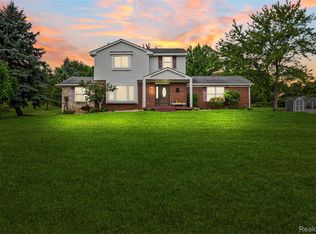 795 Vivian Ln, Oxford, MI 48371