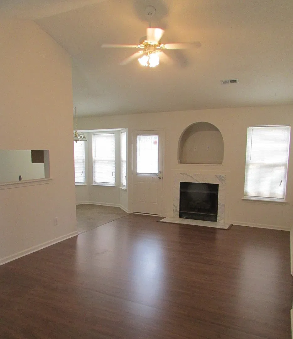 Available Now ! 3BR 2BA Home With Vaulted Ceilings — Photo 2