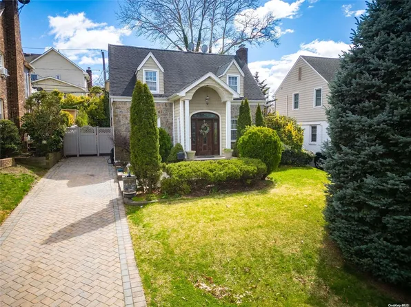 34 Upland Road, Great Neck, NY 11020