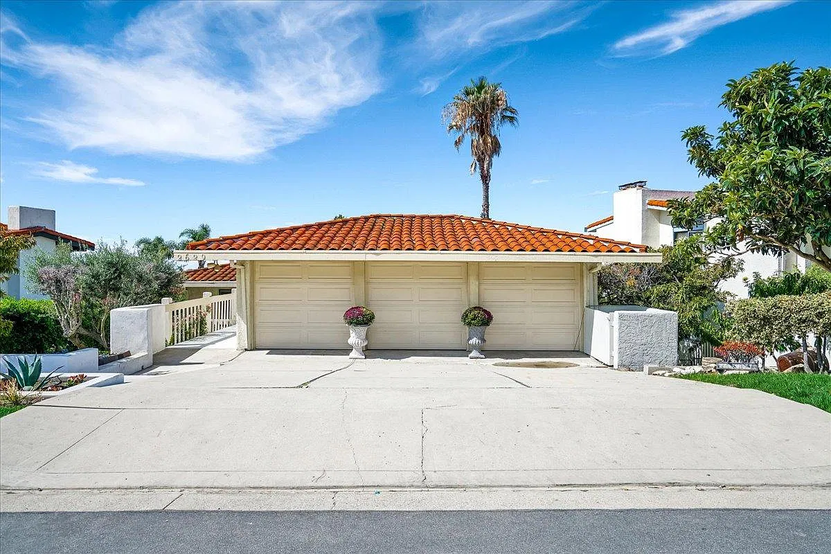 4 bed, 2860 sqft, $8,400 — Photo 2