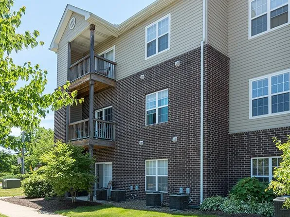 40 Hunt Club Dr, Akron, OH