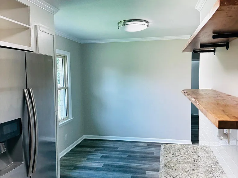 114 Logan Ave — Photo 4