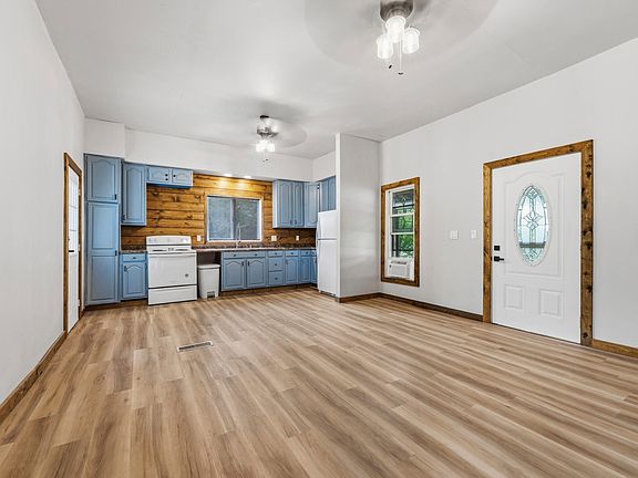 3rd image of 1011 E Copeland Rd