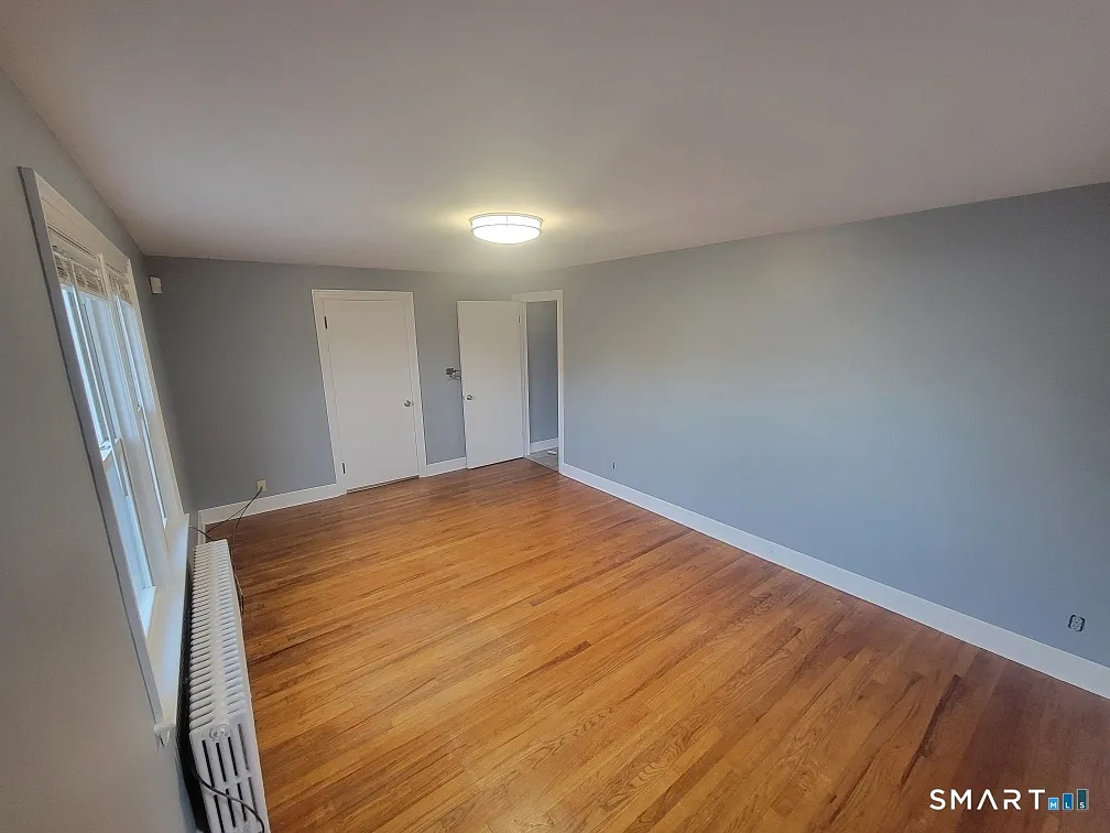 3 bed, 1.0 bath, 1184 sqft, $2,100 — Photo 2