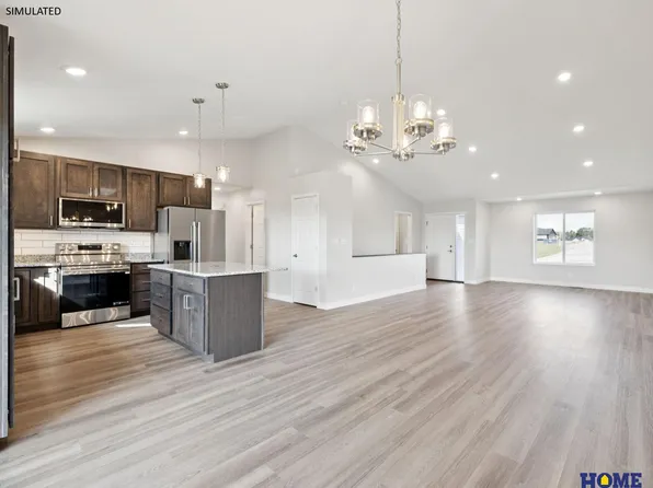 1825 E 9th St, Hickman, NE 68372