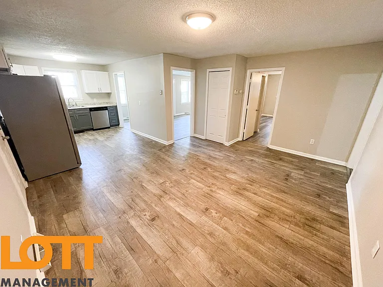 406 S Texas Ave — Photo 11